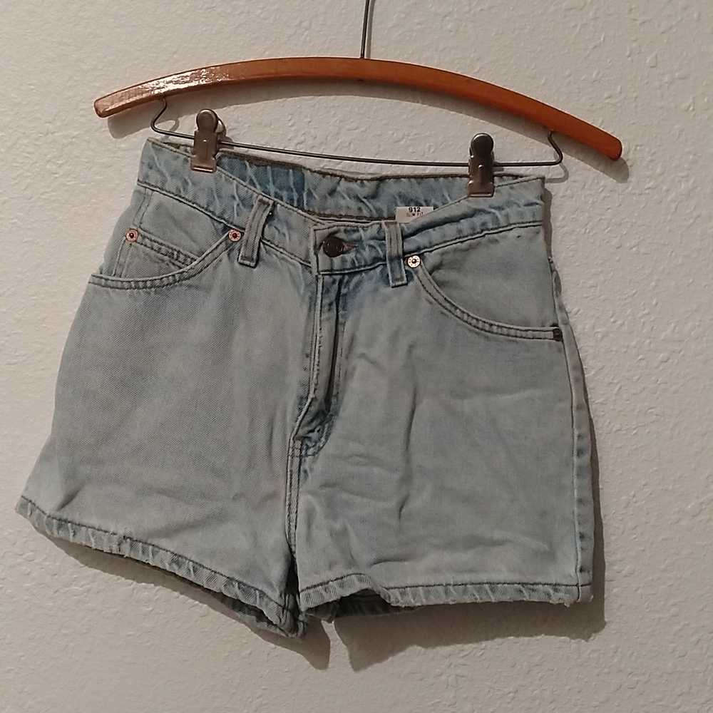 Vintage Levis shorts. Vintage size 7. "Slim fit"